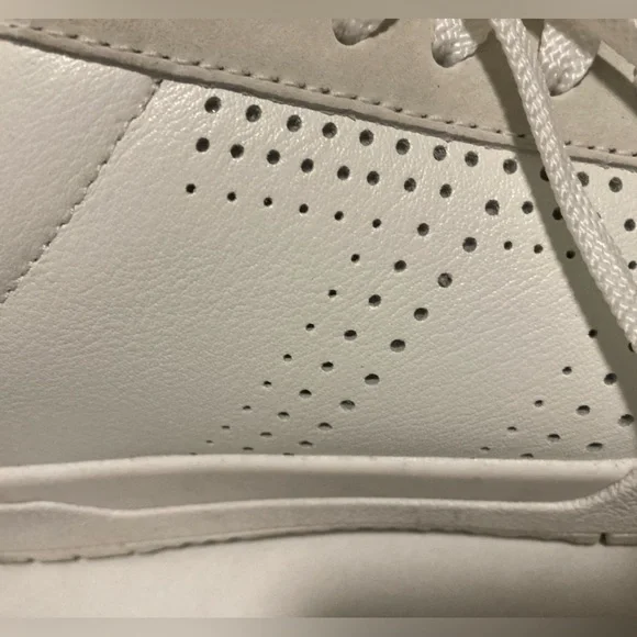 👟Le TIGRE Tompkins Sneaker - Women's  Size: 9.5  Color : White - Picture 2 of 12